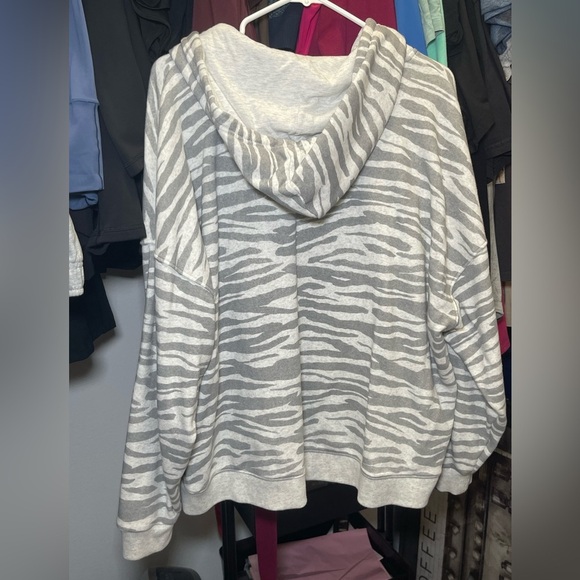 American Eagle Gray and White Ahh-Mazingly Soft Zebra Oversized Hoodie - Picture 6 of 9